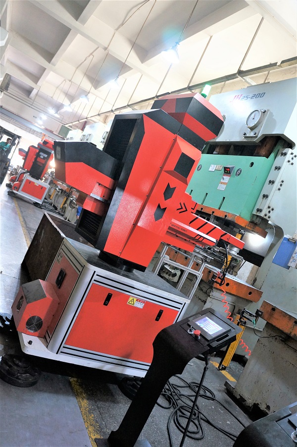 五金沖壓模具加工現(xiàn)場(chǎng)