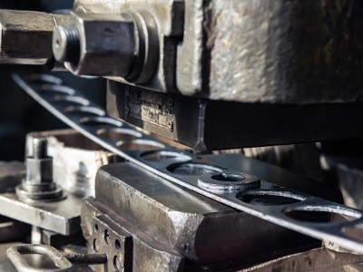 云浮沖壓件廠，雙動(dòng)沖床安裝拉伸模的方法